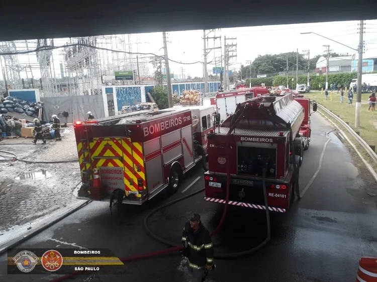 Para controlar incêndio, foram necessárias 29 viaturas com 75 bombeiros atuaram no combate ao incêndio (Corpo de Bombeiros/Reprodução)