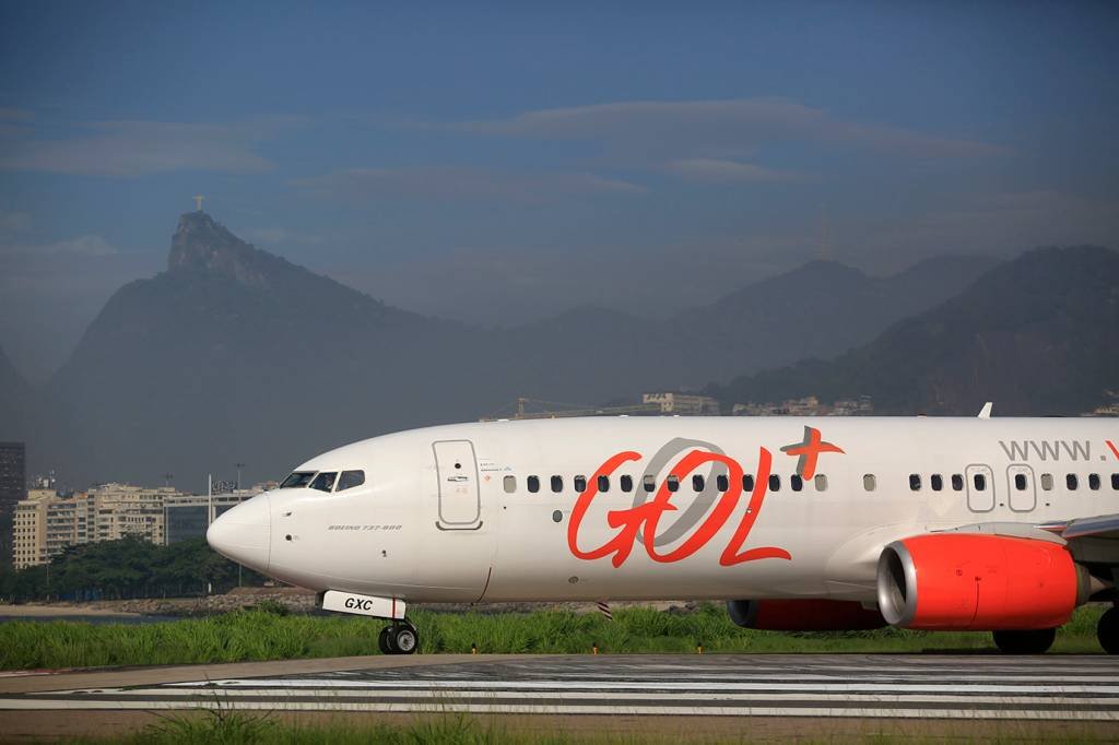 A Gol Linhas Aereas Inteligentes SA jet taxis at the Santos Dumont Airport (VCP) in Rio de Janeiro, Brazil, on Tuesday, March 31, 2015. Brazil's airlines resemble U.S. carriers a decade ago, before a recession and high fuel prices forced consolidation and cost cuts, said Rob Pickels, an analyst and portfolio manager at Manning &amp; Napier. The Brazilian industry will go through a similar process that will leave it more financially sound, he said. Photographer: Dado Galdieri/Bloomberg (Dado Galdieri/Bloomberg/Bloomberg)