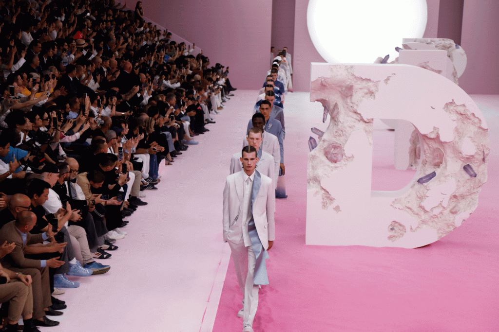 Dior veste o homem imaculado em desfile na Semana de Moda de Paris