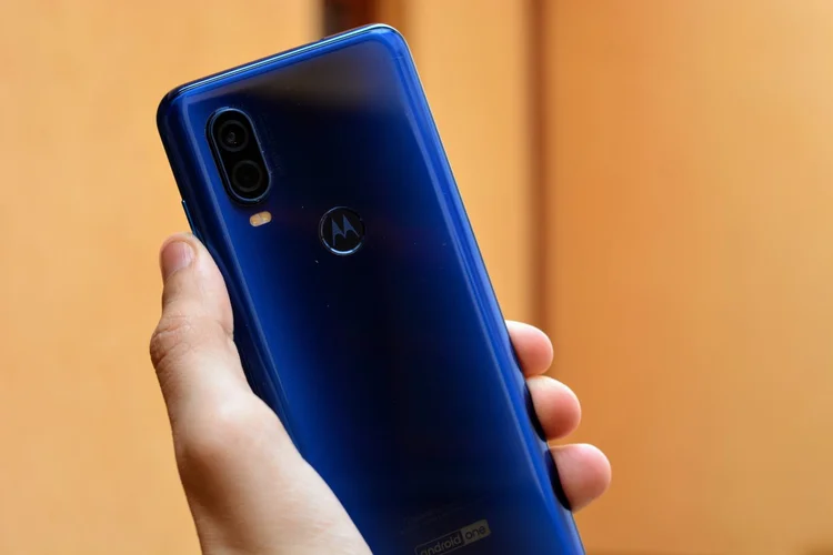 Review: Motorola One Vision tem câmera dupla e sensor de impressões digitais localizado no logo da empresa (Lucas Agrela/Site Exame)