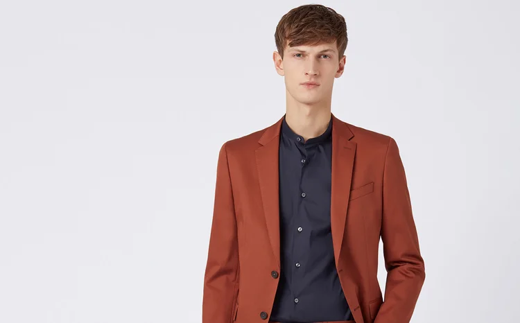 Marrom-alaranjado é a cor de outro modelo novo da Boss Menswear, feito de gabardine de algodão elástico (R$ 4.870) (Hugo Boss/Divulgação)