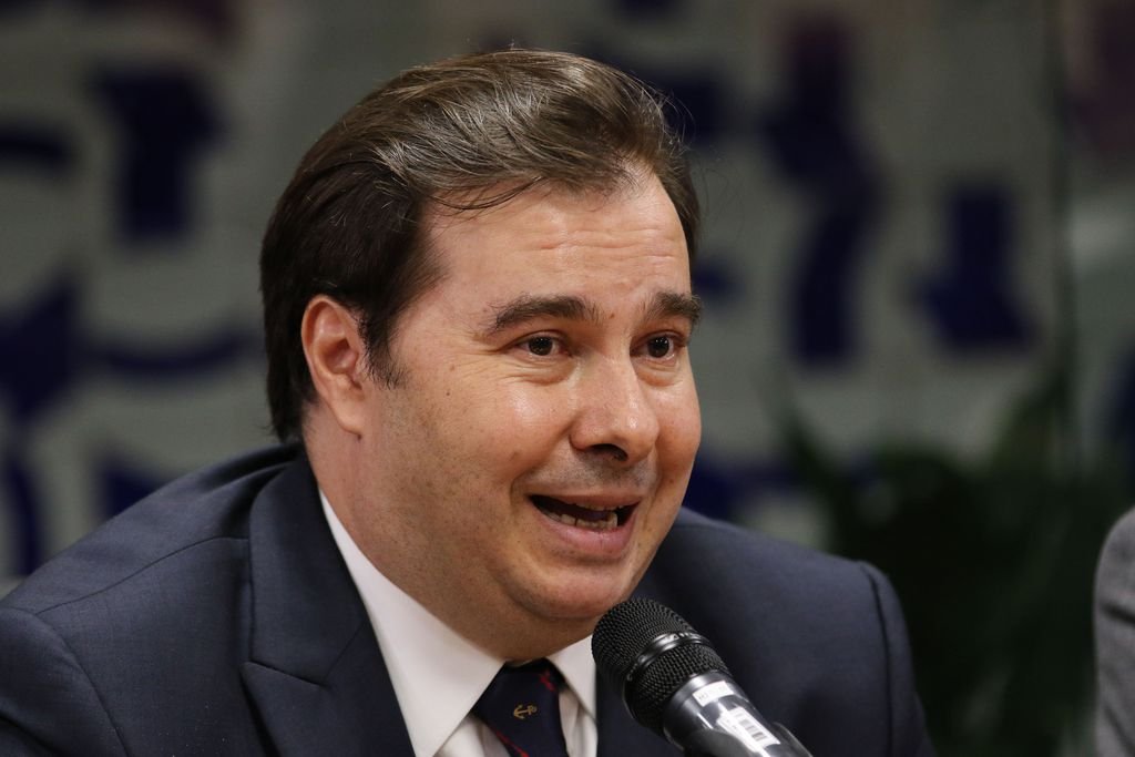 Maia diz que inclusão de estados na Previdência precisa ocorrer até terça