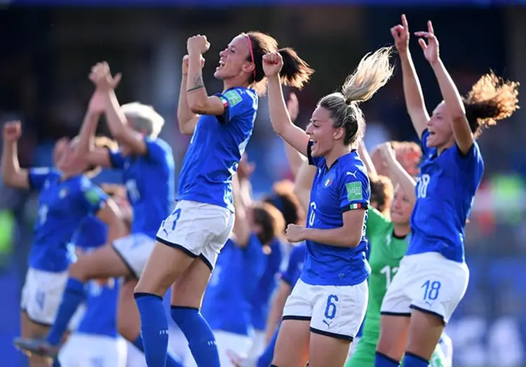 Jogadoras da Itália comemoram vitória sobre a China em 25.06.2018. (Laurence Griffiths/Getty Images/Bloomberg)