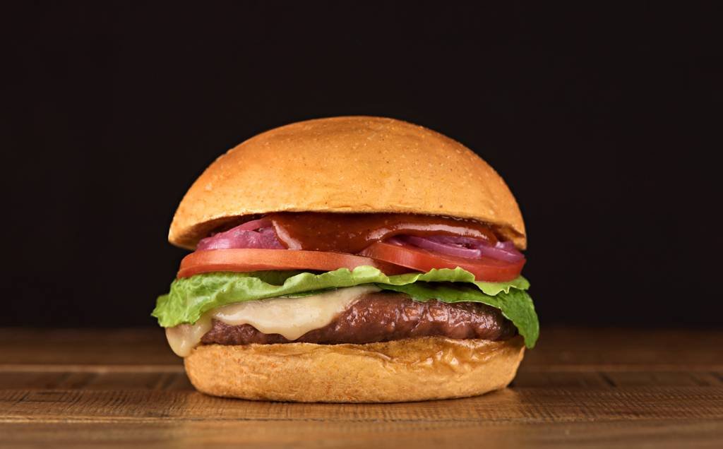 Hambúrguer da Fazenda Futuro é feito com proteína de ervilha, proteína isolada de soja e de grão de bico, além de beterraba (Divulgação/T.T Burger)