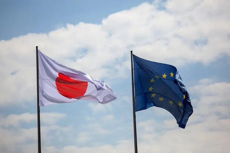Bandeiras da União Europeia e do Japão: situação da Europa sempre foi motivo de comparações com o Japão nos anos 90 (Krisztian Bocsi/Bloomberg/Bloomberg)