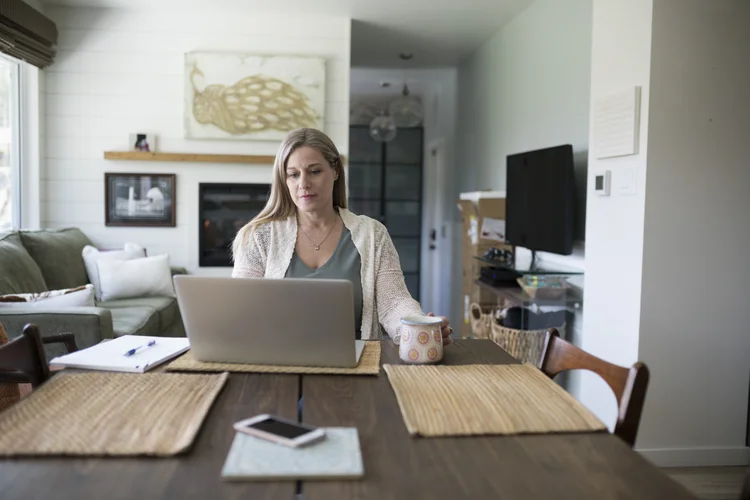 Home Office: empresas estão chamando funcionários de volta ao escritório para fortalecer a cultura da empresa (Hero Images/Getty Images)