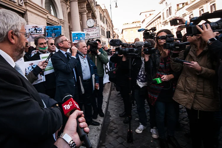 IMPRENSA AMEAÇADA: Jornalistas se reúnem em defesa da liberdade de imprensa em Roma, na Itália. (Andrea Ronchini/NurPhoto/Getty Images)