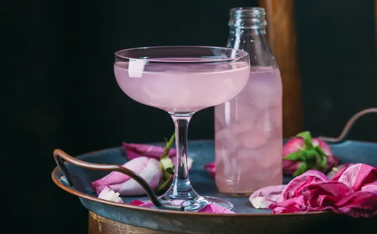 Drink rosa com flores: bebida de baixa caloria foi apelidada de "água gay" (Roxiller/Getty Images)