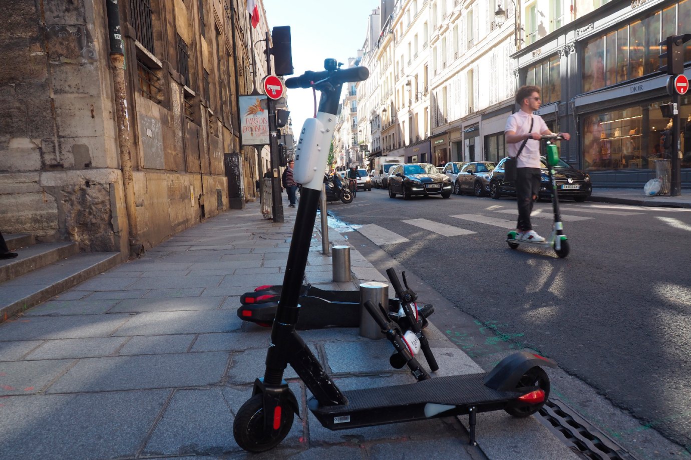 Jovem morre em acidente com patinete elétrica em Paris