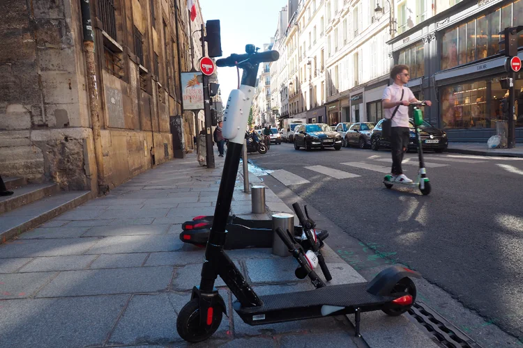 PATINETES ELÉTRICAS: modal tem levantado polêmicas nas grandes cidades pelo mundo e morte em Paris esquenta o debate (Christian Böhmer/Getty Images)