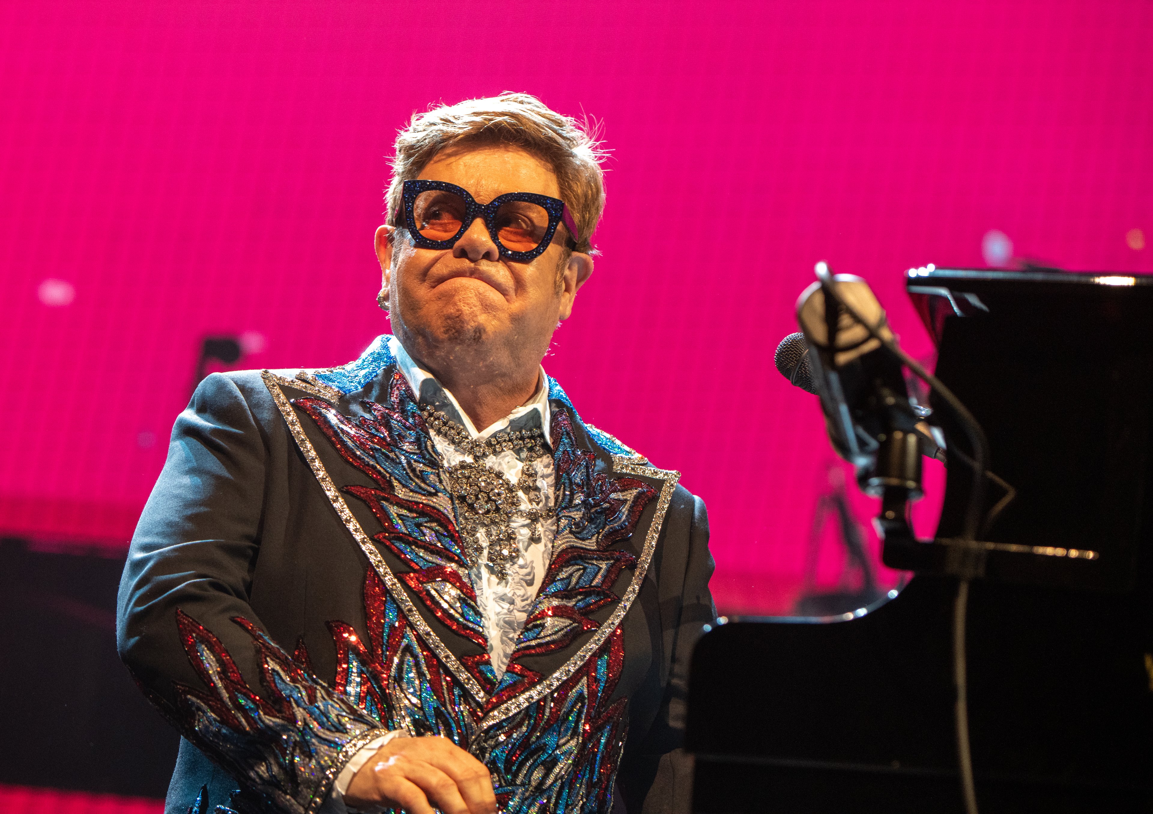 Elton John diz que falta de visão o impediu de assistir ao próprio musical em Londres