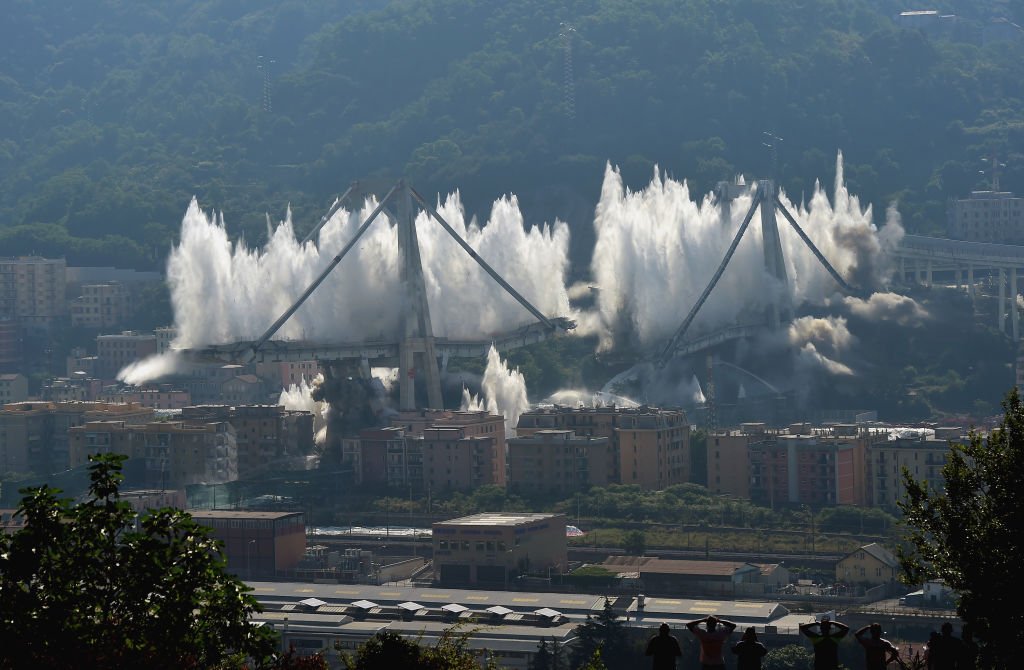 Ponte de Gênova é demolida em explosão, 10 meses após colapso; veja vídeo