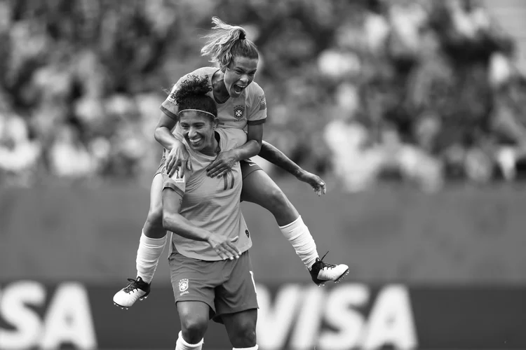 Cristiane e Tamires: no último domingo, o Brasil venceu a Jamaica por 3x0 (Naomi Baker - FIFA/FIFA/Getty Images)