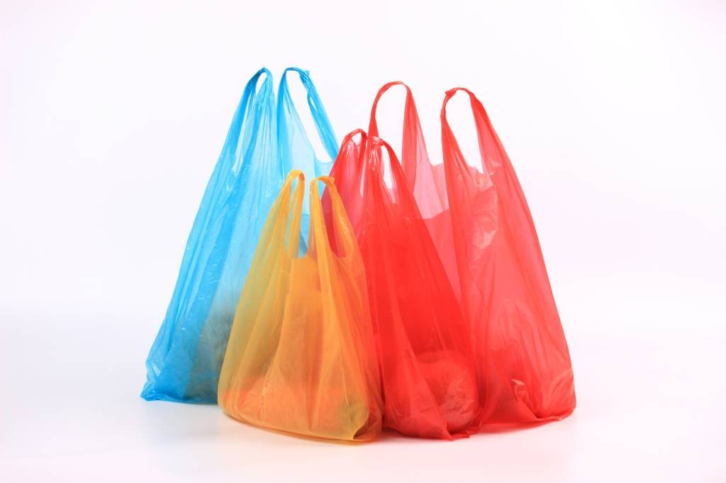 Segundo a Associação de Supermercados fluminense, o consumo atual das sacolas convencionais, produzidas 100% com petróleo, é de 4 bilhões por ano (LUHUANFENG/Getty Images)