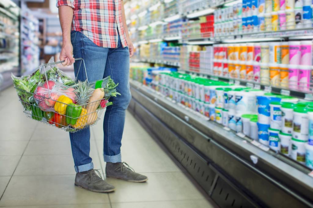 Preços com alimentação caem 0,64% e puxam para baixo prévia da inflação
