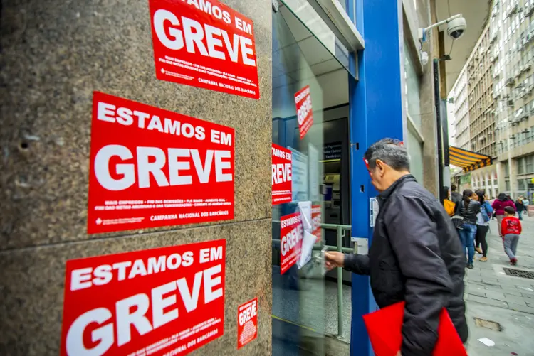 Contra a reforma: greve geral paralisa bancos, transporte público e escolas nesta sexta-feira (14) em diversas cidades pelo país (Cris Faga/NurPhoto/Getty Images)