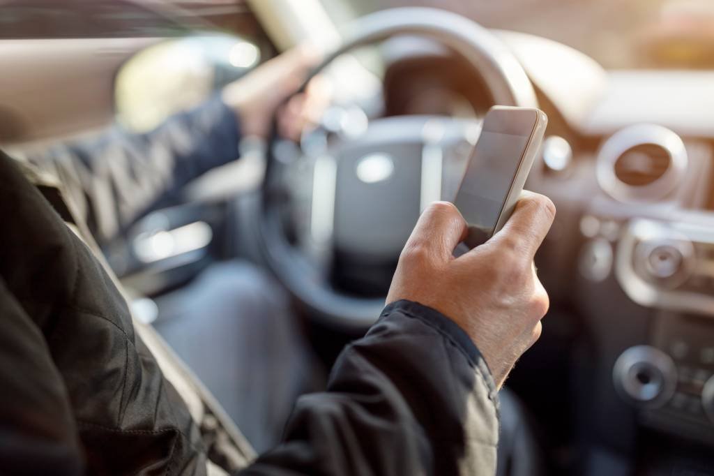 Um em cada cinco motoristas admite usar o celular no trânsito
