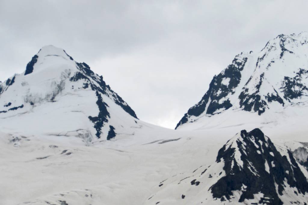 Três morrem e 150 estão desaparecidos após ruptura de geleira no Himalaia