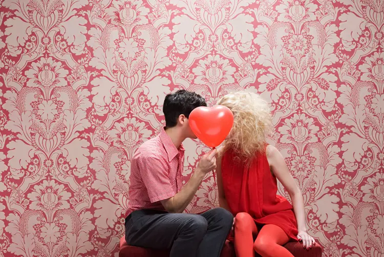 Dia dos Namorados: a regência "namorar com" é perfeitamente legítima (Image Source/Getty Images)