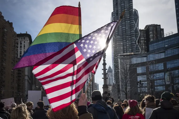 LGBT: Pompeo proibiu que bandeira símbolo da luta seja colocada em mastros de embaixadas norte-americanas (Ira L. Black/Corbis/Getty Images)