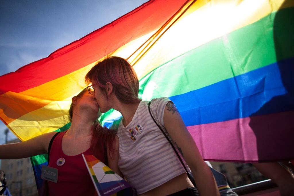 Equador aprova casamento entre pessoas do mesmo sexo
