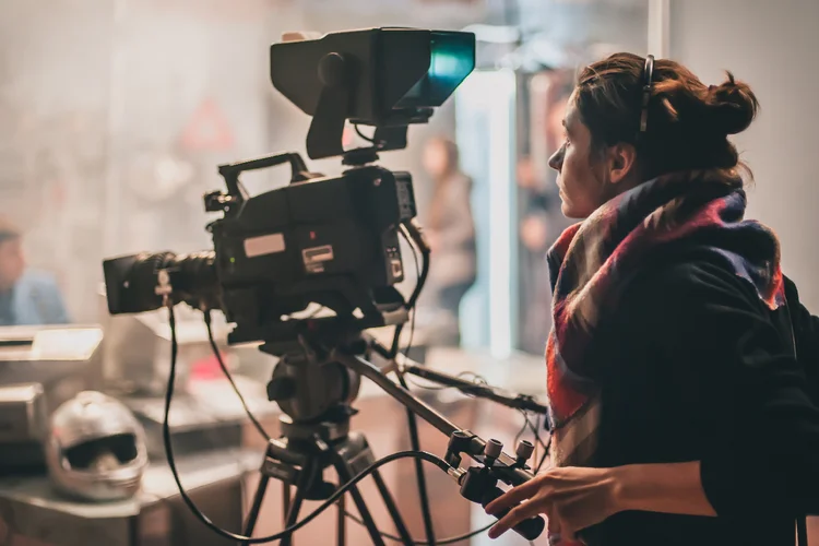 Os salários no cinema variam conforme a experiência e o porte da produção, mas oferecem boas perspectivas financeiras em projetos maiores (guruXOOX/Getty Images)