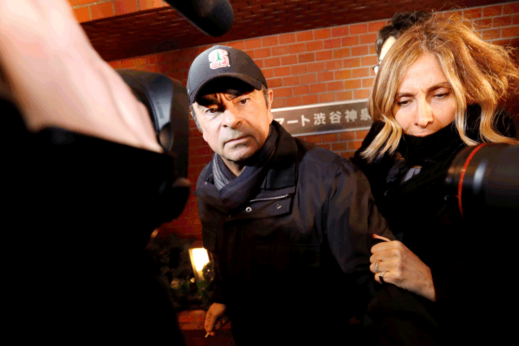 Carlos Ghosn e a sua esposa, Carola: impedidos pela Justiça, eles não se encontram desde abril (Issei Kato/File Photo/Reuters)