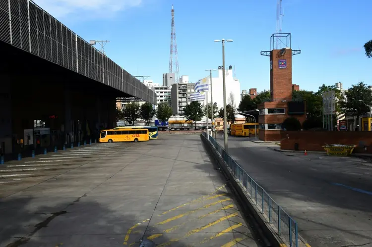 Rodoviária em Montevidéu: ruas desertas e serviços públicos e comércio fechados em dia de greve geral contra desemprego, OIT e saída da Petrobras do país (Miguel Rojo/AFP)