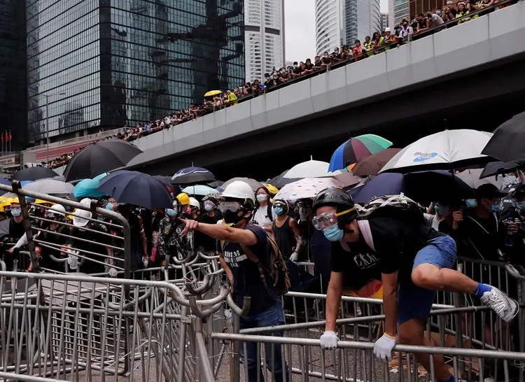 Hong Kong: polícia reprime atos de manifestantes contra lei que pode fazer com que habitantes da ilha sejam deportados para a China (Tyrone Siu/Reuters)