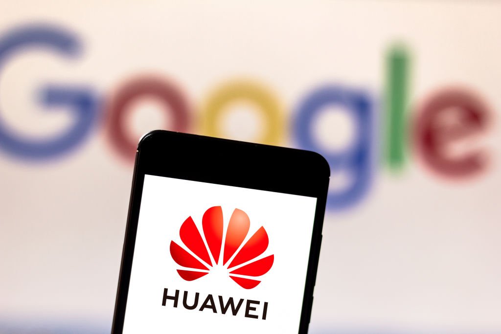 Ameaçada por guerra comercial, Huawei paralisa produção de celulares