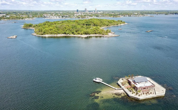 Columbia Island, em Nova York: proprietário construiu uma casa luxuosa na ilha e não se mudou (Sotheby´s international Realty/Divulgação)