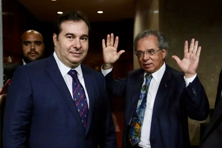 Rodrigo Maia e Paulo Guedes: PEC do pacto federativa trata da distribuição entre entes federativos de parcela dos recursos que serão arrecadados em leilão de petróleo (Fabio Rodrigues Pozzebom/Agência Brasil)