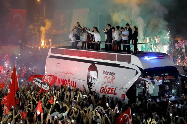 ISTAMBUL: eleitores comemoram vitória de Ekrem Imamoglu, opositor do presidente Recep Erdogan / REUTERS/Kemal Aslan