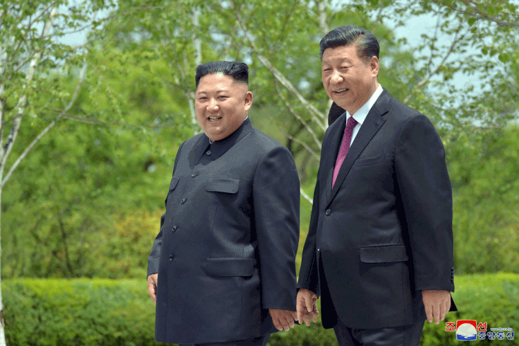 Kim Jong-un e Xi Jinping: líderes encontraram-se e conversaram sobre relações comerciais (Divulgação KCNA via Reuter/Reuters)