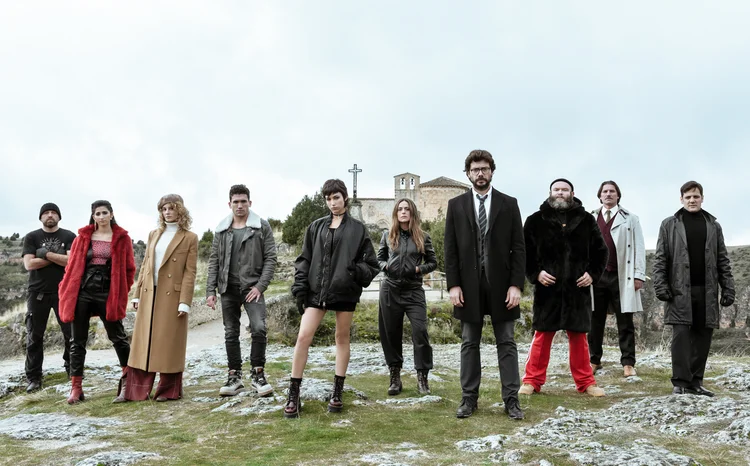 Elenco: depois de fugir com um bilhão de Euros, o professor recebe um telefonema: um dos membros do grupo foi capturado (Netflix/Divulgação)