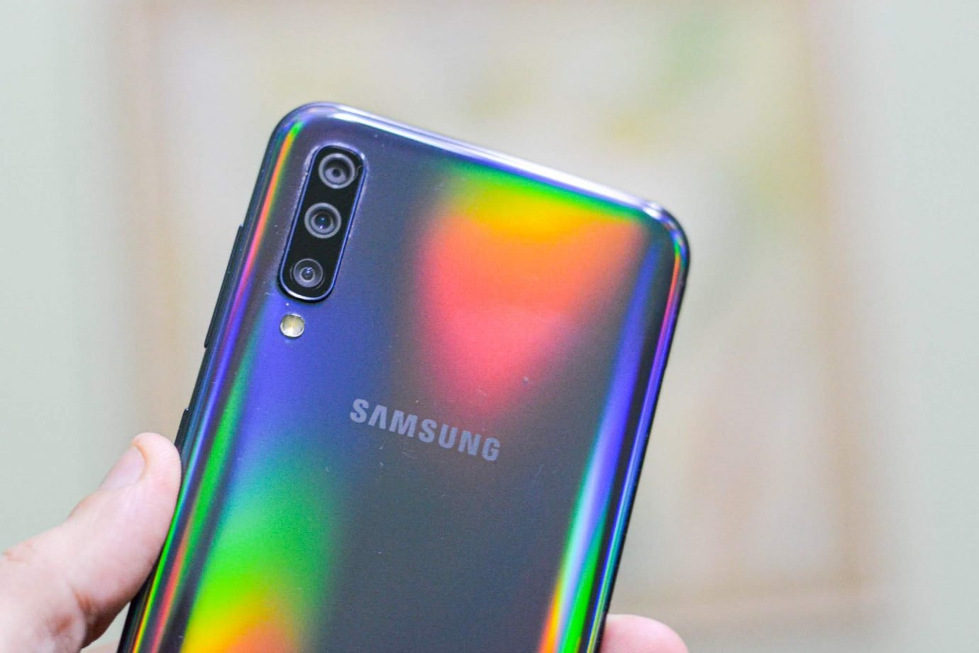 Review: Galaxy A50 traz leitor biométrico na tela e câmera tripla