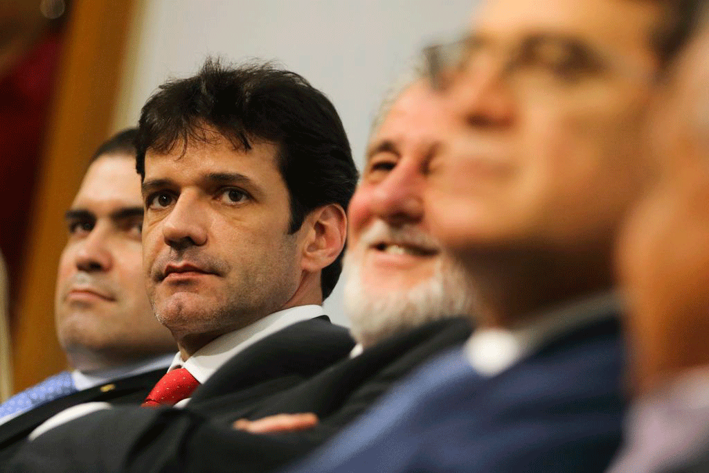 Álvaro Antônio mantém assessor indiciado por falsidade ideológica
