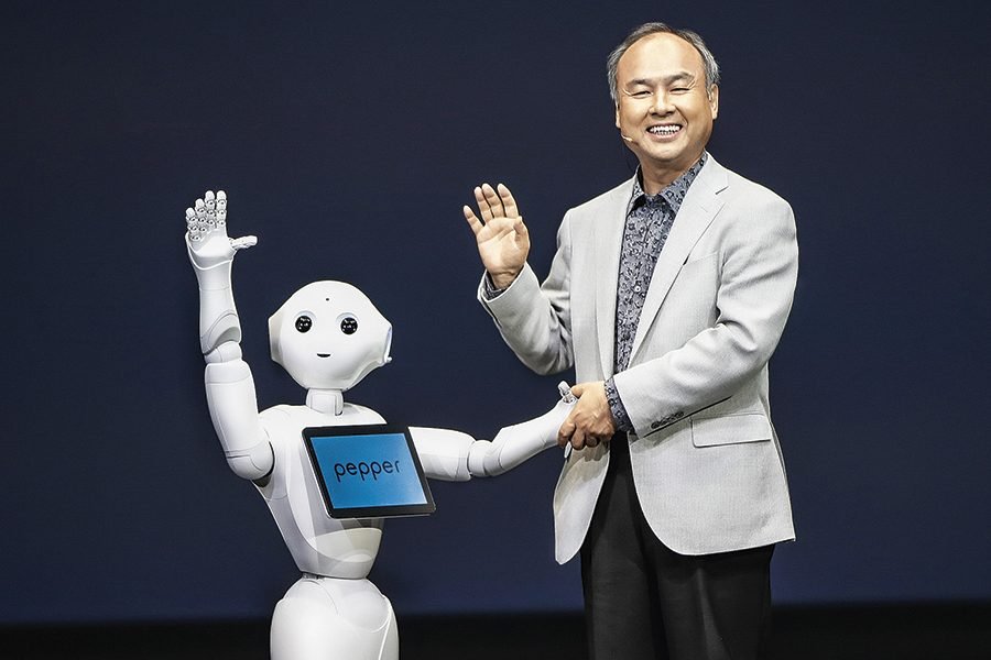 Masayoshi Son e o robô Pepper, alimentado por inteligência artificial: admirável mundo novo (Issei Kato/Reuters)