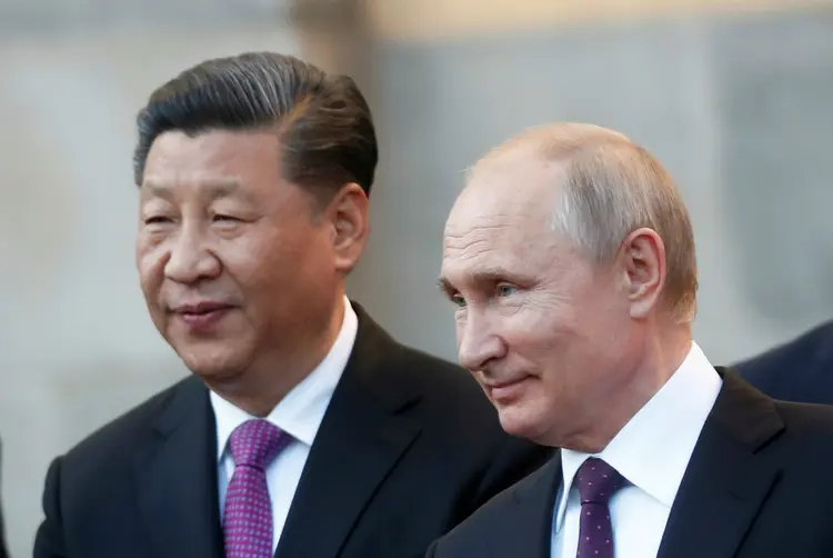 PUTIN E XI JINPING: visita do chinês a Moscou busca abrir uma “nova era” de amizade e fortalecer as relações econômicas entre os dois gigantes (Maxim Shipenkov/Pool/Reuters)