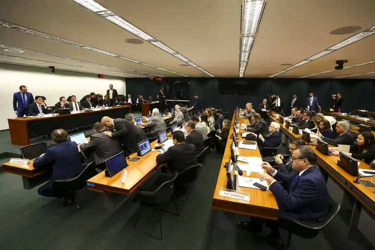 Comissão: às vésperas do feriado, a expectativa é de que haja menos oradores e que a sessão acabe por volta das 16 horas (Marcelo Camargo/Agência Brasil)