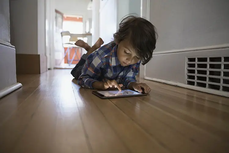 Menino mexendo em tablet: sintomas centrais do TDAH são desatenção e hiperatividade/impulsividade (Hero Images/Getty Images)