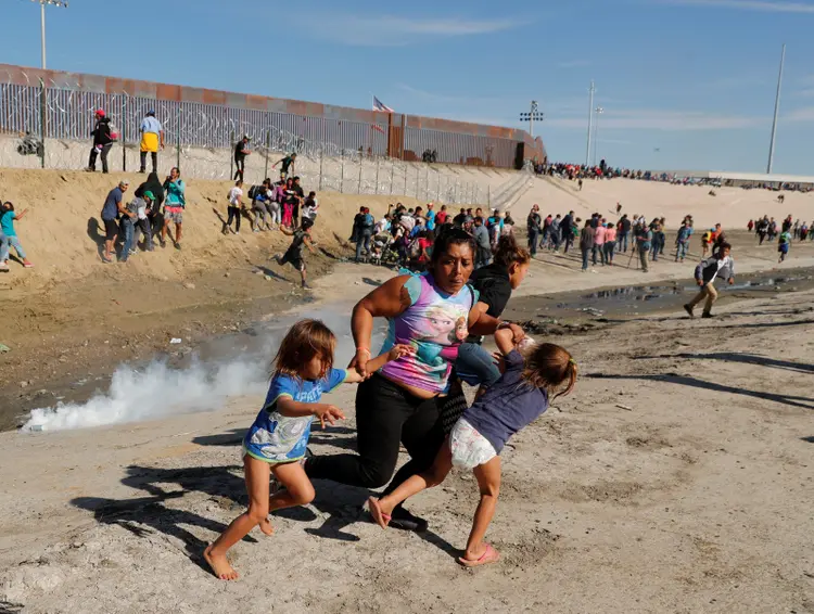 Fronteira do México com os Estados Unidos: imigrantes tentam cruzar rio para chegar ao país de modo irregular (Kim Kyung-Hoon/Reuters)