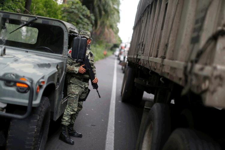 Militares mexicanos: fronteira do país latino com EUA está com soldados que devem reduzir a migração (Jose Cabezas/Reuters)