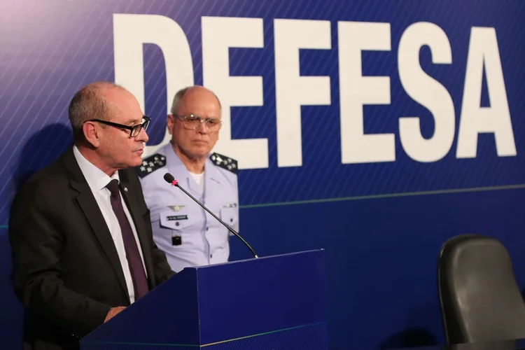 O ministro da Defesa, Fernando Azevedo e Silva, companhado do Comandante da Força Aérea Brasileira (FAB), Tenente-Brigadeiro do Ar Antonio Carlos Moretti Bermudez, durante declaração à imprensa (Fabio Rodrigues Pozzebom/Agência Brasil)