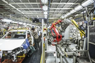 Dona da Fiat e Jeep, Stellantis vai investir R$ 14 bi em fábrica de MG com foco em motores híbridos