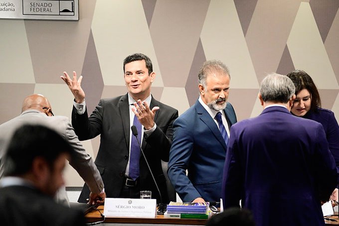 No Senado, Moro fala em sensacionalismo e nega conluio com MP