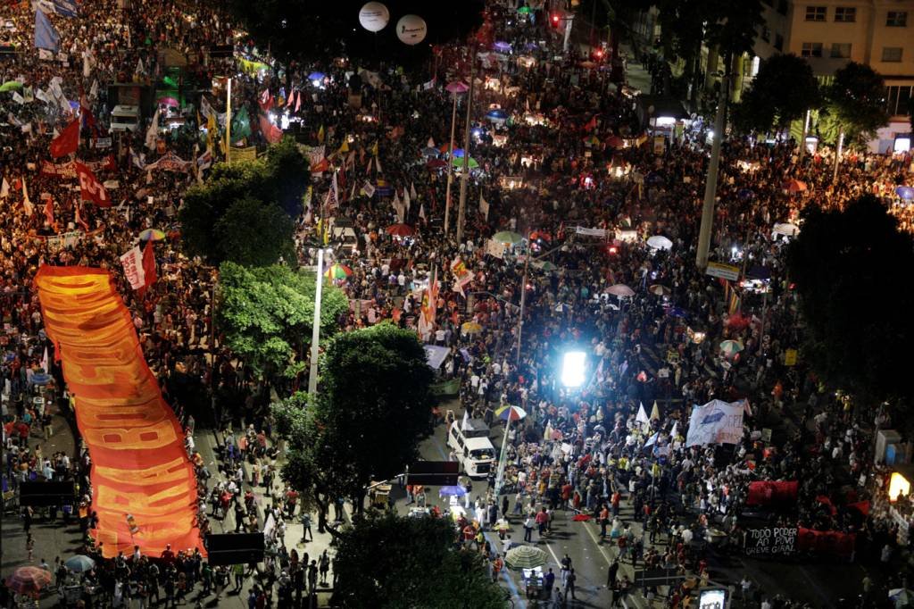 Após dia de greve, protestos tomam Av. Paulista e Candelária; veja fotos
