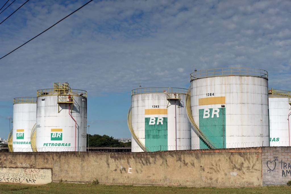Petrobras sobe na Bolsa com expectativa sobre venda de refinarias