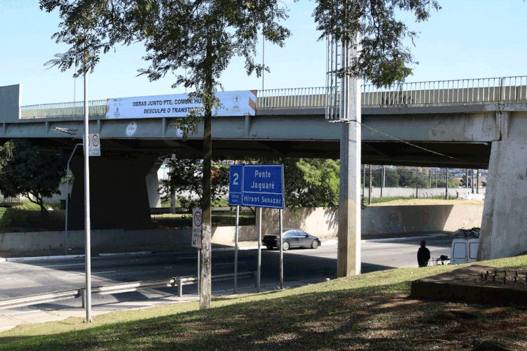 Ponte do Jaguaré: estrutura incendiou na última semana e segue interditada para carros (Rovena Rosa/Agência Brasil)