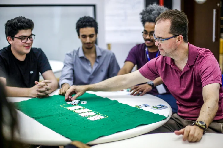 O professor Fernando Ruiz, durante disciplina "Estratégias em Jogo": curso é ministrado na graduação de Administraçao na ESE - Escola Superior de Empreendedorismo Sebrae-SP (Ricardo Matsukawa/Ricardo Yoithi Matsukawa-ME/Jornal de Negócios do Sebrae/SP)